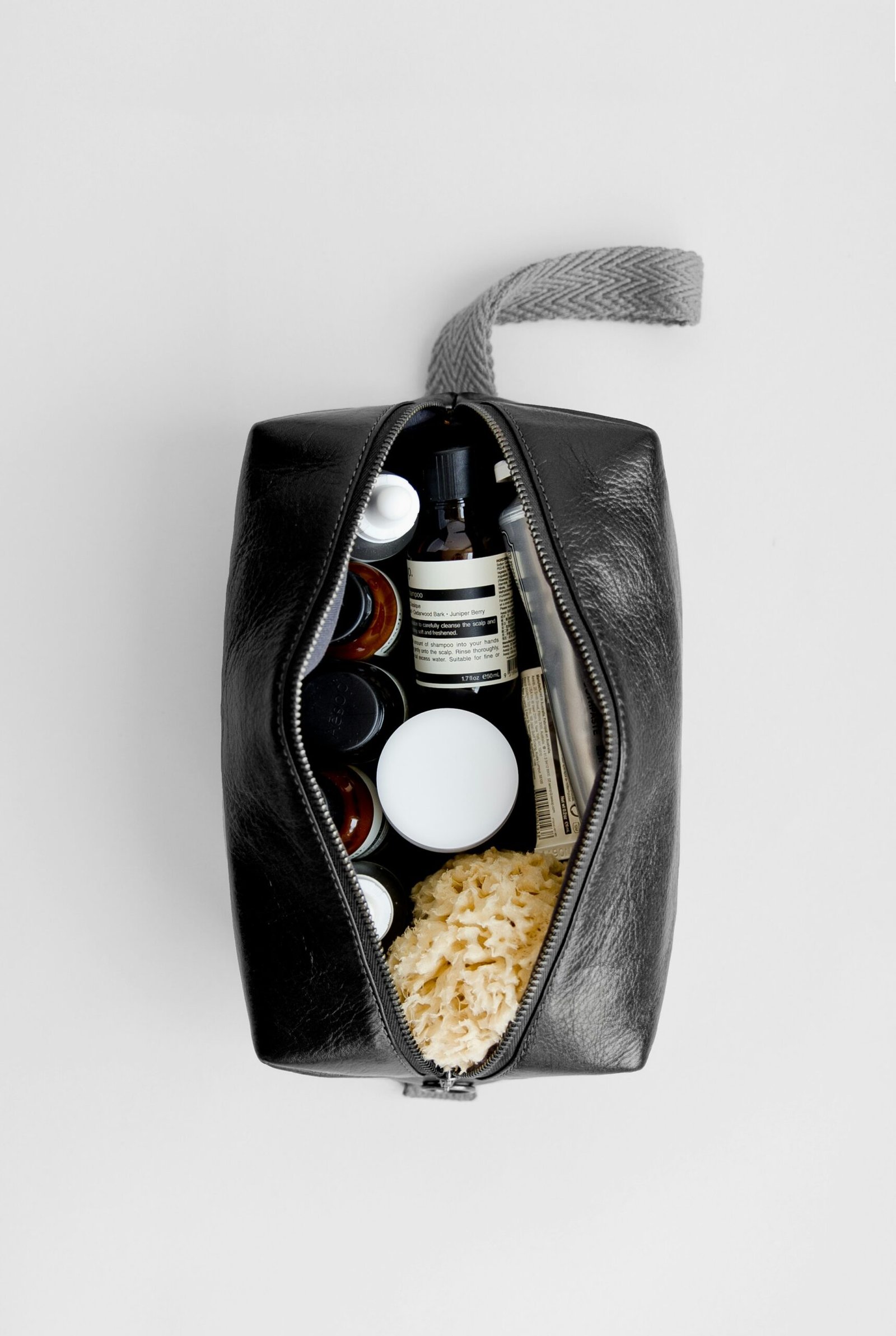The Airplane Hygiene Edit: Essential Cabin Sanitation and Depuffing Habits for Long Flights