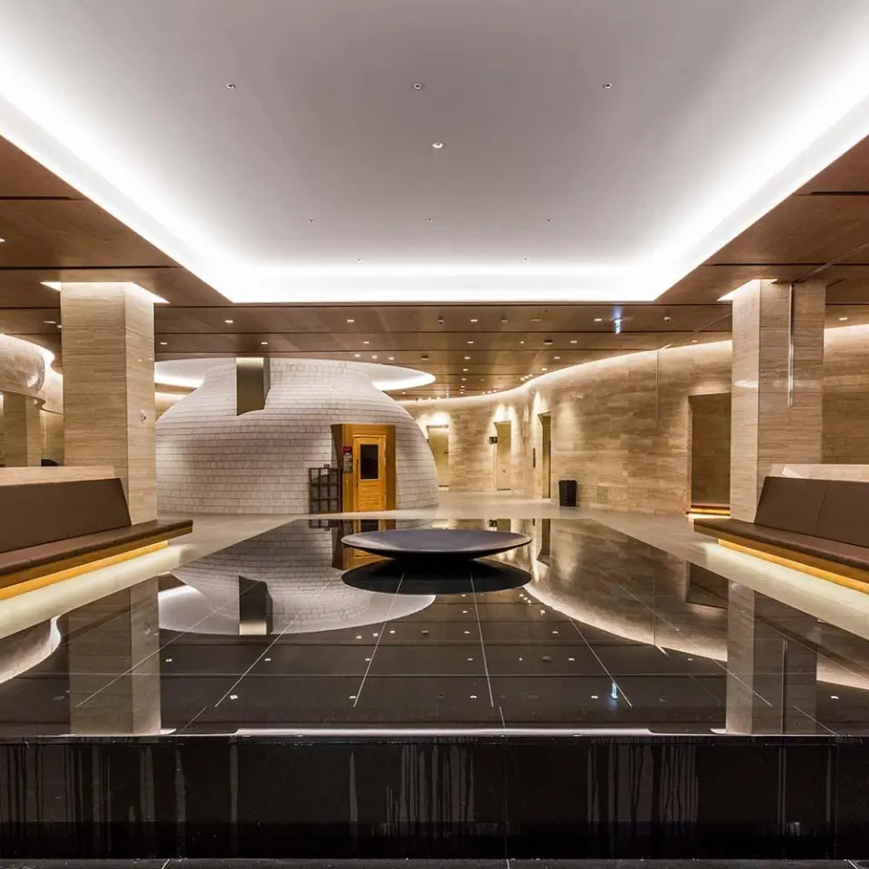 Thermal contrast therapy session with hot sauna and cold plunge bath